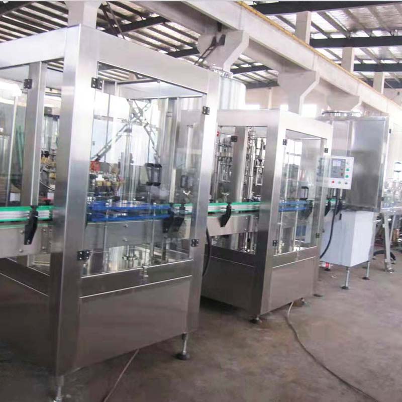 Filling machine with cover